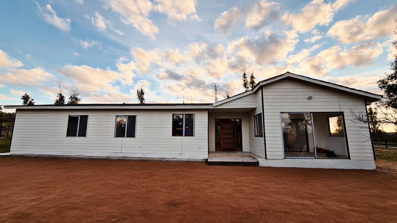 Casa Metalcon blanca al atardecer